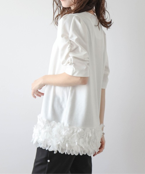 SUGAR BISKET(シュガービスケット)の「フラワーモチーフヘムプルオーバー(Tシャツ/カットソー・レディース・ブラック/ホワイト・フリー)」の7枚目の写真