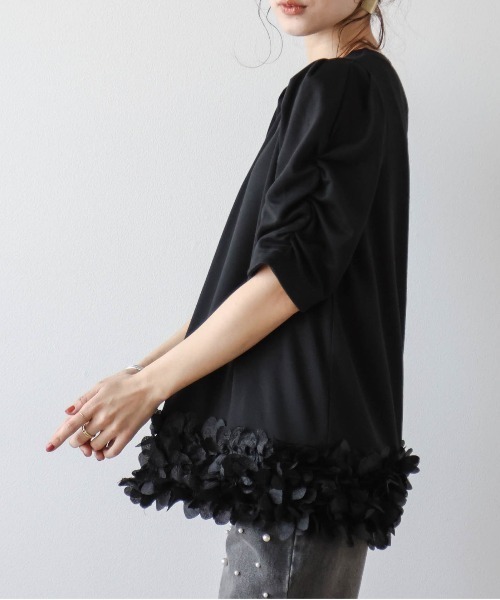 SUGAR BISKET(シュガービスケット)の「フラワーモチーフヘムプルオーバー(Tシャツ/カットソー・レディース・ブラック/ホワイト・フリー)」の12枚目の写真