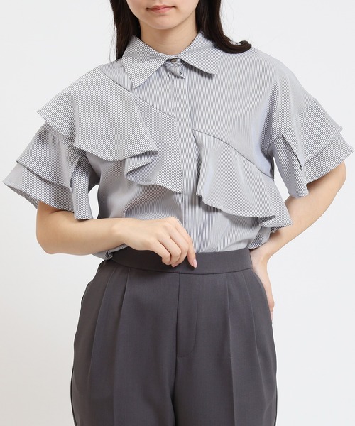 TRUDEA（トルディア）の「アシンメトリーラッフルフリルシャツ（シャツ/ブラウス・レディース・ホワイト×ブルー/ホワイト×ブラック/ホワイト・MEDIUM）」の3枚目の写真