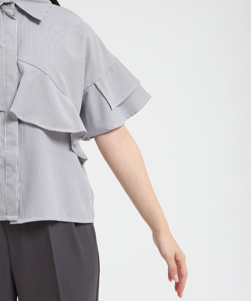 TRUDEA（トルディア）の「アシンメトリーラッフルフリルシャツ（シャツ/ブラウス・レディース・ホワイト×ブルー/ホワイト×ブラック/ホワイト・MEDIUM）」の11枚目の写真