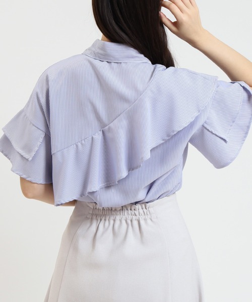TRUDEA（トルディア）の「アシンメトリーラッフルフリルシャツ（シャツ/ブラウス・レディース・ホワイト×ブルー/ホワイト×ブラック/ホワイト・MEDIUM）」の18枚目の写真