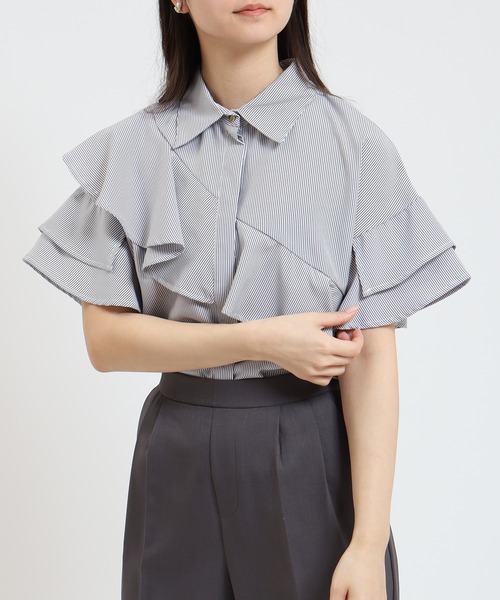 TRUDEA（トルディア）の「アシンメトリーラッフルフリルシャツ（シャツ/ブラウス・レディース・ホワイト×ブルー/ホワイト×ブラック/ホワイト・MEDIUM）」の22枚目の写真