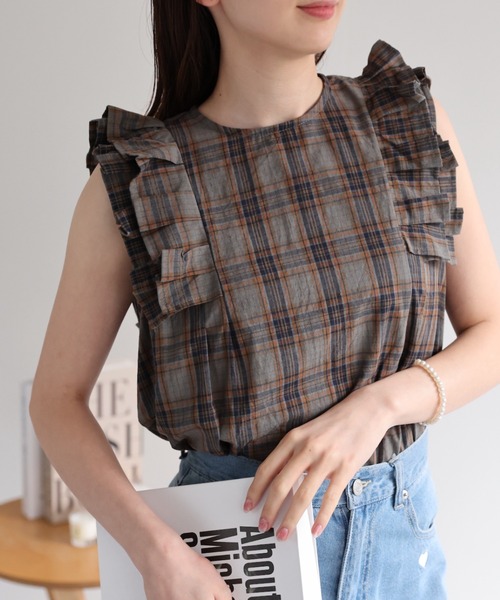 45R ジンバネルタータンのフリルカシュクールブラウス ブラウン チェック柄 セール】タータンチェック 肩フリル ノースリブラウス/レトロチェック