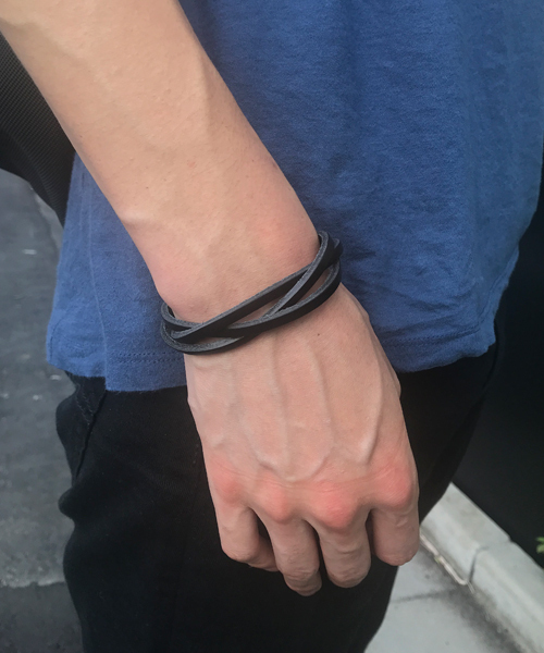 Esperanto(エスペラント)の「esperanto (エスペラント)/イタリアレザー 編み込みブレスレット(ブレスレット・メンズ・ライトブラウン/イエロー/オレンジ/ネイビー/グリーン/タン/レッド/ブラウン/ブラック/ホワイト/ダークネイビー・ONE SIZE/ONESIZE)」の3枚目の写真