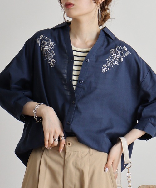 Quelle Chance(ケルシャンス)の「Quelle chance 刺繍いりドルマンブラウス(シャツ/ブラウス・レディース・ネイビー/カーキ/オフホワイト・M)」の3枚目の写真