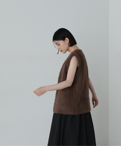 N.（N. Natural Beauty Basic）（エヌエヌナチュラルビューティーベーシック）の「◆フェザーヤーンベスト（ベスト・レディース・ブラウン/グレイッシュベージュ・MEDIUM）」の4枚目の写真