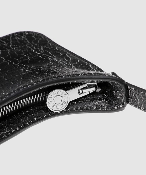 Acne Studios（アクネストゥディオズ）の「FN-WN-BAGS000414（ショルダーバッグ・レディース・ブラック・ONE SIZE）」の4枚目の写真