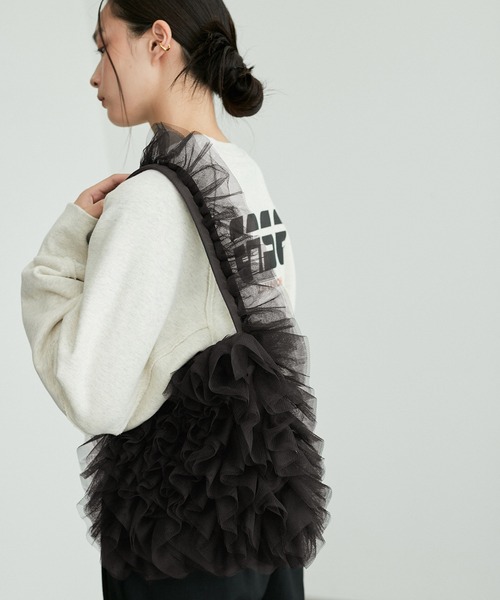 ADAM ET ROPE'(アダムエロペ)の「【一部WEB限定カラー】フリルワンショルダーバッグ(ショルダーバッグ・レディース・ブラック/ダークブラウン/ライトグレー・FREE)」の4枚目の写真