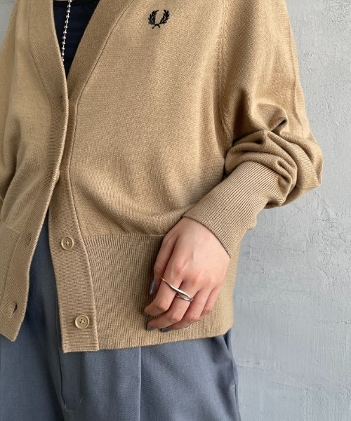 FRED PERRY（フレッドペリー）の「[FRED PERRY/フレッドペリー] ワンポイントロゴ刺繍 Vネックニットカーディガン（カーディガン/ボレロ・レディース・ベージュ/ブラック・10）」の22枚目の写真