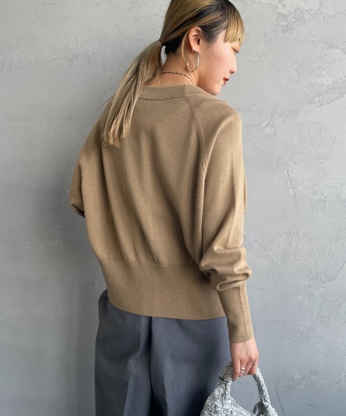 FRED PERRY（フレッドペリー）の「[FRED PERRY/フレッドペリー] ワンポイントロゴ刺繍 Vネックニットカーディガン（カーディガン/ボレロ・レディース・ベージュ/ブラック・10）」の16枚目の写真