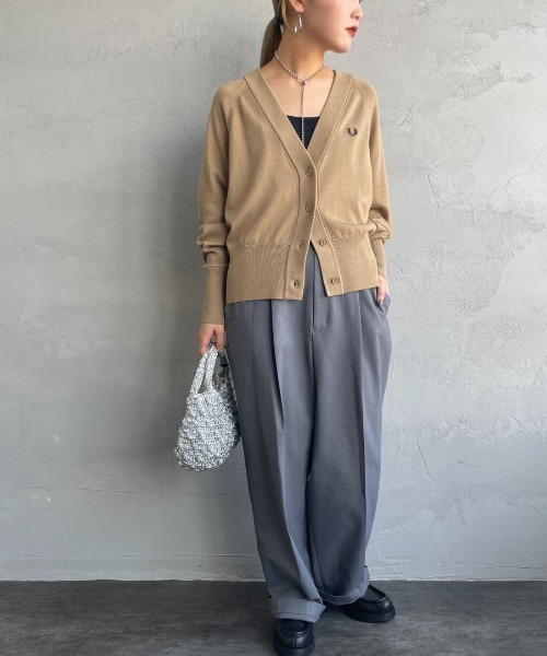 FRED PERRY（フレッドペリー）の「[FRED PERRY/フレッドペリー] ワンポイントロゴ刺繍 Vネックニットカーディガン（カーディガン/ボレロ・レディース・ベージュ/ブラック・10）」の4枚目の写真