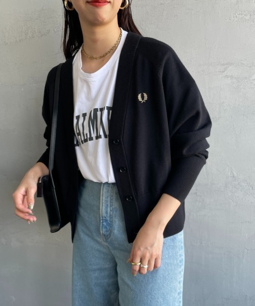 FRED PERRY（フレッドペリー）の「[FRED PERRY/フレッドペリー] ワンポイントロゴ刺繍 Vネックニットカーディガン（カーディガン/ボレロ・レディース・ベージュ/ブラック・10）」の5枚目の写真