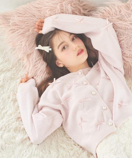 tocco closet(トッコ クローゼット)の「メニーリボンきらきらラメ入りフェザーニットカーディガン(カーディガン/ボレロ・レディース・ピンク/オフホワイト/ブルー・M)」の3枚目の写真