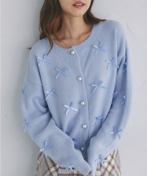 tocco closet(トッコ クローゼット)の「メニーリボンきらきらラメ入りフェザーニットカーディガン(カーディガン/ボレロ・レディース・ピンク/オフホワイト/ブルー・M)」の1枚目の写真