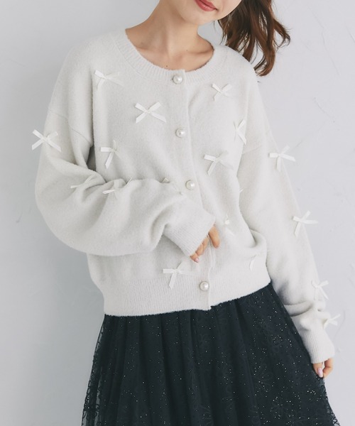 tocco closet(トッコ クローゼット)の「メニーリボンきらきらラメ入りフェザーニットカーディガン(カーディガン/ボレロ・レディース・ピンク/オフホワイト/ブルー・M)」の7枚目の写真