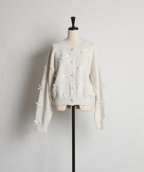 tocco closet(トッコ クローゼット)の「メニーリボンきらきらラメ入りフェザーニットカーディガン(カーディガン/ボレロ・レディース・ピンク/オフホワイト/ブルー・M)」の22枚目の写真