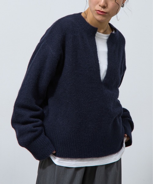 COLONY 2139(コロニートゥーワンスリーナイン)の「微起毛キーネックニットプルオーバー(ニット/セーター・レディース・ブラック/ライトグレー/グレー/レッド/ネイビー・FREE)」の1枚目の写真