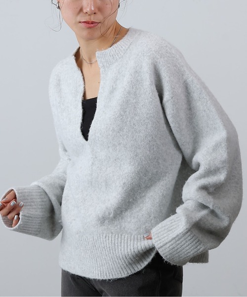 COLONY 2139(コロニートゥーワンスリーナイン)の「微起毛キーネックニットプルオーバー(ニット/セーター・レディース・ブラック/ライトグレー/グレー/レッド/ネイビー・FREE)」の3枚目の写真