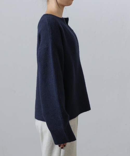 COLONY 2139(コロニートゥーワンスリーナイン)の「微起毛キーネックニットプルオーバー(ニット/セーター・レディース・ブラック/ライトグレー/グレー/レッド/ネイビー・FREE)」の21枚目の写真