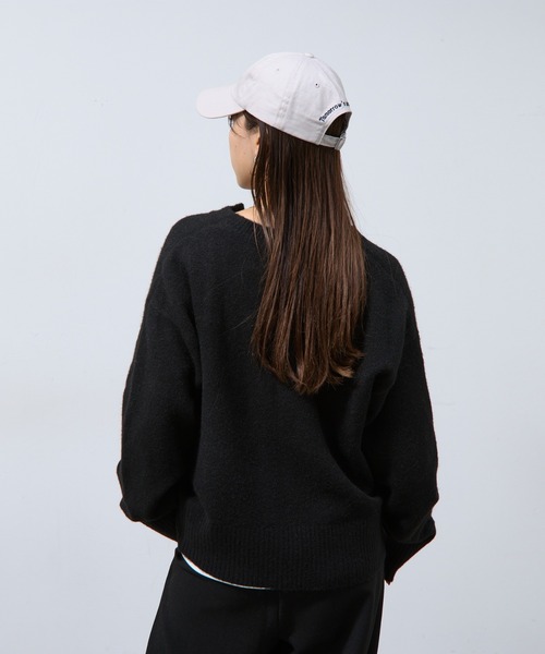 COLONY 2139(コロニートゥーワンスリーナイン)の「微起毛キーネックニットプルオーバー(ニット/セーター・レディース・ブラック/ライトグレー/グレー/レッド/ネイビー・FREE)」の14枚目の写真
