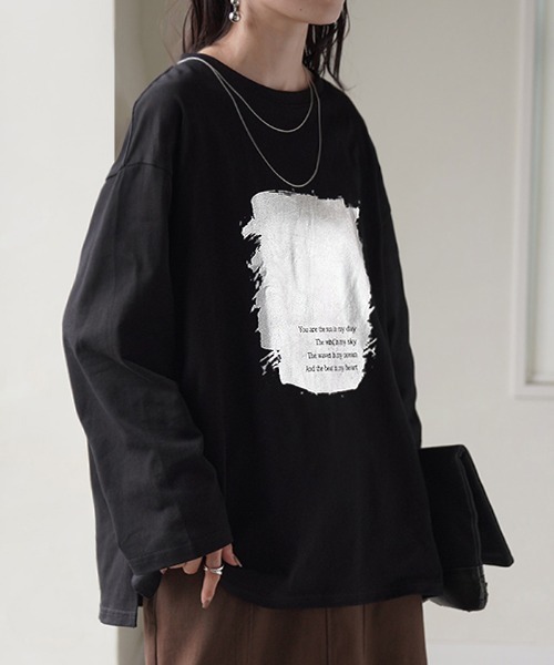 HUG.U(ハグユー)の「シャイニーフロントプリントロンT(Tシャツ/カットソー・レディース・ホワイト/ブラック/ライトベージュ/ダークグレー・FREE)」の1枚目の写真