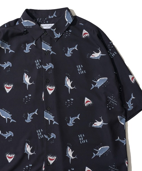 ADPOSION（アドポーション）の「接触冷感 イージーケア アニマル柄 ルーズシルエット半袖シャツ（シャツ/ブラウス・メンズ・ホワイト系1/ホワイト系2/ブルーグレー/ホワイト系3/ブラック系2/ブラック系4/ブルー/ホワイト系4/ブラック系1/ブラック系3/グリーン/ベージュ・MEDIUM/LARGE/X-LARGE）」の8枚目の写真