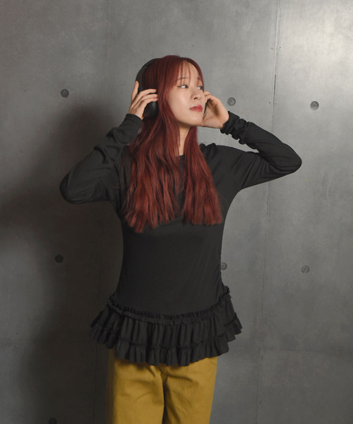 VIVID LADY(ビビッドレディー)の「裾フリル スリムロングT / Ruffled hem slim long T-shirt(Tシャツ/カットソー・レディース・アイボリー/ブラック・FREE)」の5枚目の写真