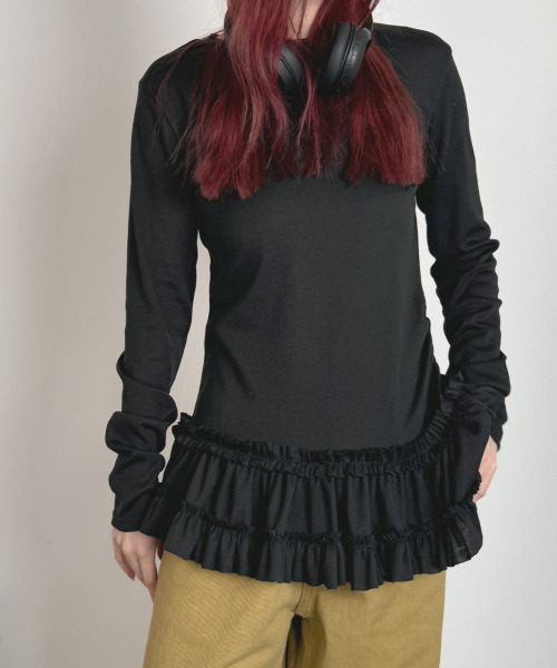VIVID LADY(ビビッドレディー)の「裾フリル スリムロングT / Ruffled hem slim long T-shirt(Tシャツ/カットソー・レディース・アイボリー/ブラック・FREE)」の17枚目の写真