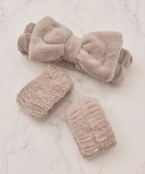 VIBGYOR Women（ヴィブジョー　ウィメン）の「【float】もこもこ ふわふわ リボン ヘアバンド【2点セット/10色展開】(リストバンド付き)（ヘアバンド・レディース・ホワイト/ピンク/パープル/イエロー/グレイッシュベージュ/ライトブルー/ベビーピンク/オフホワイト/グレー/ブラック/グレー系・FREE）」の5枚目の写真