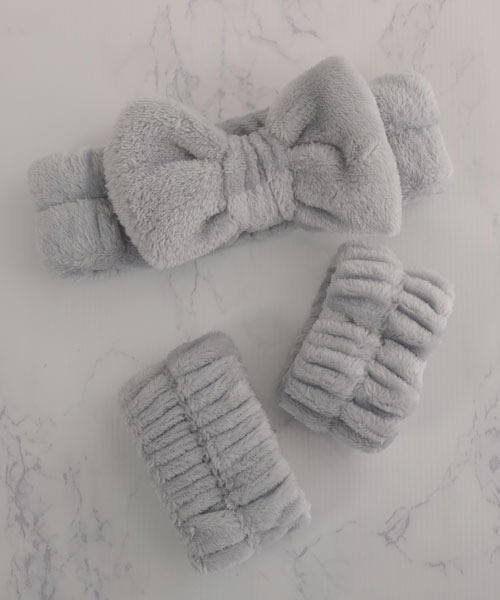 VIBGYOR Women（ヴィブジョー　ウィメン）の「【float】もこもこ ふわふわ リボン ヘアバンド【2点セット/10色展開】(リストバンド付き)（ヘアバンド・レディース・ホワイト/ピンク/パープル/イエロー/グレイッシュベージュ/ライトブルー/ベビーピンク/オフホワイト/グレー/ブラック/グレー系・FREE）」の4枚目の写真