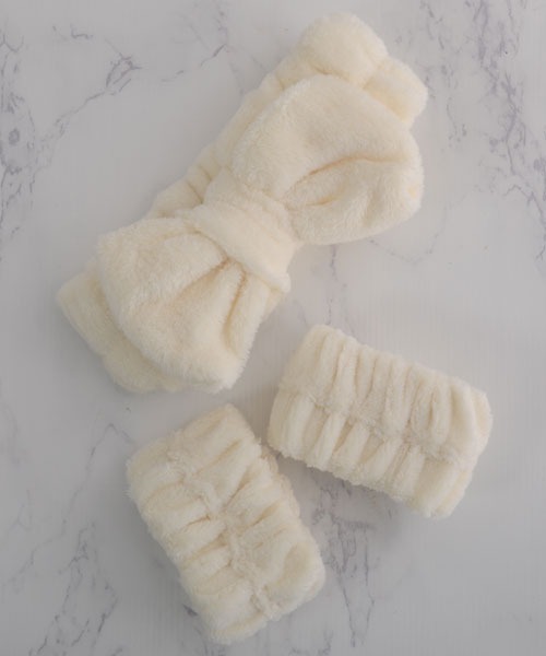 VIBGYOR Women（ヴィブジョー　ウィメン）の「【float】もこもこ ふわふわ リボン ヘアバンド【2点セット/10色展開】(リストバンド付き)（ヘアバンド・レディース・ホワイト/ピンク/パープル/イエロー/グレイッシュベージュ/ライトブルー/ベビーピンク/オフホワイト/グレー/ブラック/グレー系・FREE）」の2枚目の写真