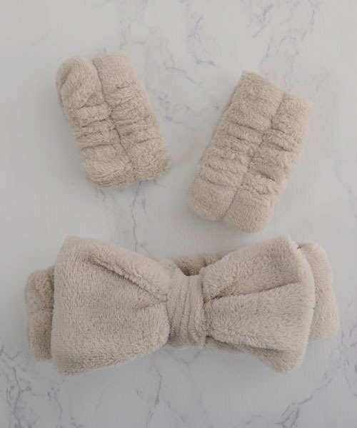 VIBGYOR Women（ヴィブジョー　ウィメン）の「【float】もこもこ ふわふわ リボン ヘアバンド【2点セット/10色展開】(リストバンド付き)（ヘアバンド・レディース・ホワイト/ピンク/パープル/イエロー/グレイッシュベージュ/ライトブルー/ベビーピンク/オフホワイト/グレー/ブラック/グレー系・FREE）」の6枚目の写真