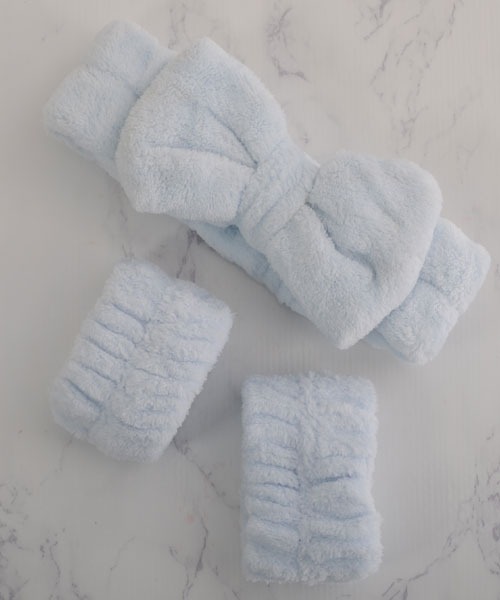 VIBGYOR Women（ヴィブジョー　ウィメン）の「【float】もこもこ ふわふわ リボン ヘアバンド【2点セット/10色展開】(リストバンド付き)（ヘアバンド・レディース・ホワイト/ピンク/パープル/イエロー/グレイッシュベージュ/ライトブルー/ベビーピンク/オフホワイト/グレー/ブラック/グレー系・FREE）」の7枚目の写真