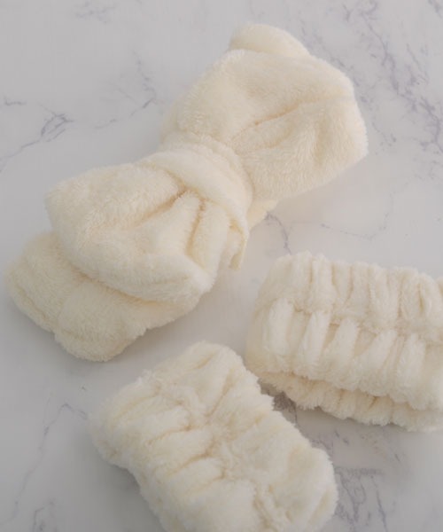 VIBGYOR Women（ヴィブジョー　ウィメン）の「【float】もこもこ ふわふわ リボン ヘアバンド【2点セット/10色展開】(リストバンド付き)（ヘアバンド・レディース・ホワイト/ピンク/パープル/イエロー/グレイッシュベージュ/ライトブルー/ベビーピンク/オフホワイト/グレー/ブラック/グレー系・FREE）」の15枚目の写真