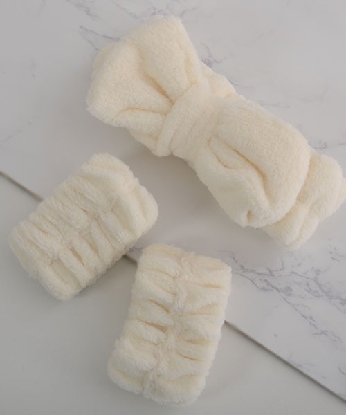 VIBGYOR Women（ヴィブジョー　ウィメン）の「【float】もこもこ ふわふわ リボン ヘアバンド【2点セット/10色展開】(リストバンド付き)（ヘアバンド・レディース・ホワイト/ピンク/パープル/イエロー/グレイッシュベージュ/ライトブルー/ベビーピンク/オフホワイト/グレー/ブラック/グレー系・FREE）」の16枚目の写真