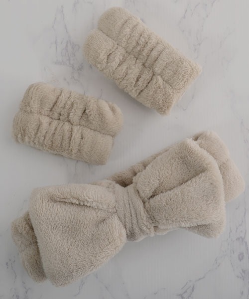 VIBGYOR Women（ヴィブジョー　ウィメン）の「【float】もこもこ ふわふわ リボン ヘアバンド【2点セット/10色展開】(リストバンド付き)（ヘアバンド・レディース・ホワイト/ピンク/パープル/イエロー/グレイッシュベージュ/ライトブルー/ベビーピンク/オフホワイト/グレー/ブラック/グレー系・FREE）」の21枚目の写真