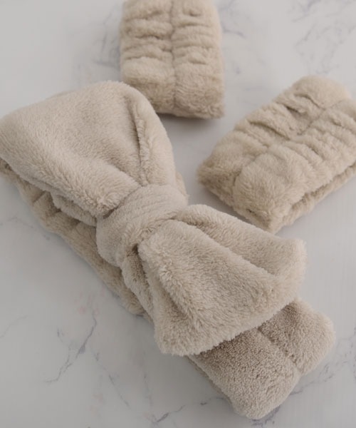 VIBGYOR Women（ヴィブジョー　ウィメン）の「【float】もこもこ ふわふわ リボン ヘアバンド【2点セット/10色展開】(リストバンド付き)（ヘアバンド・レディース・ホワイト/ピンク/パープル/イエロー/グレイッシュベージュ/ライトブルー/ベビーピンク/オフホワイト/グレー/ブラック/グレー系・FREE）」の22枚目の写真