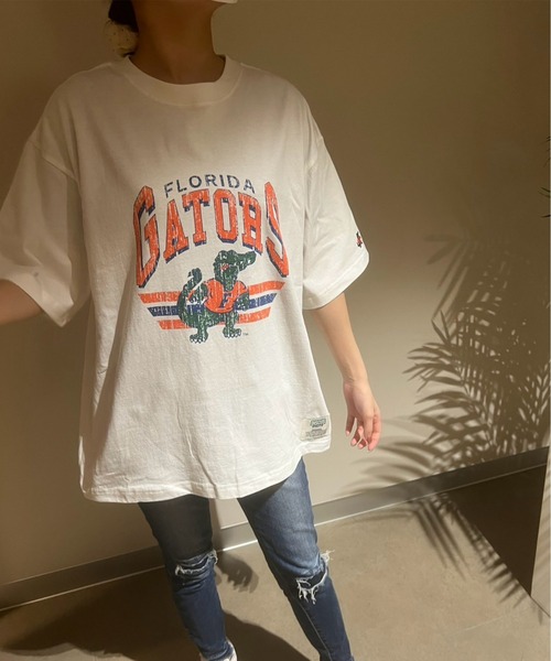 DISCUS ATHLETIC（ディスカス　アスレチック）の「【DISCUS ATHLETIC/ディスカス アスレチック】DISCUS ATHLETIC×U.S.COLLEGEルーズカレッジT シャツ（Tシャツ/カットソー・レディース・ホワイト系6/ブラック系3/ホワイト系7/ブラウン/ブラック系1/ホワイト系4/ホワイト系5/グリーン系2/ホワイト系1/ブラック系2/ネイビー系2/ホワイト系8/ホワイト系2/グリーン系1/ホワイト系3/ネイビー系1・M/L）」の2枚目の写真