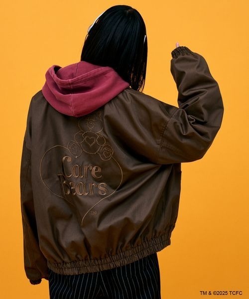 PBLIM（ページボーイリム）の「【ケアベア×PBLIM】ZIPブルゾン（カバーオール・レディース・カーキ/ダークブラウン・FREE）」の2枚目の写真