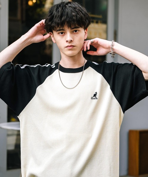 KANGOL（カンゴール）の「KANGOL カンゴール 別注コラボ オーバーサイズ袖ラインワッフルワンポイントロゴ刺繍ラグラン半袖Tシャツ（Tシャツ/カットソー・メンズ・ブラック/アイボリー/ホワイト×ブラック/ホワイト×レッド/アッシュグレー/ネイビー・M/L/XL）」の2枚目の写真
