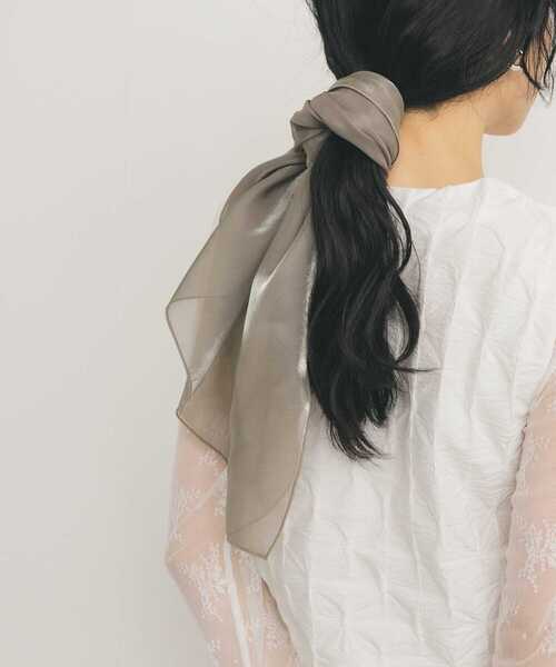 KBF（ケイビーエフ）の「シアーグロススクエアスカーフ（バンダナ/スカーフ・レディース・ブラウン/グレー系その他・ONE）」の2枚目の写真