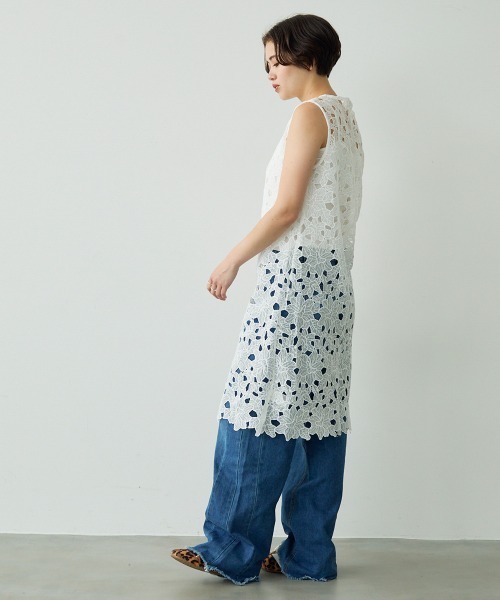 Clum(クルム)の「Flower design sheer sleeveless dress / フラワーデザインシアーノースリーブワンピース(ワンピース・レディース・ホワイト・FREE)」の4枚目の写真