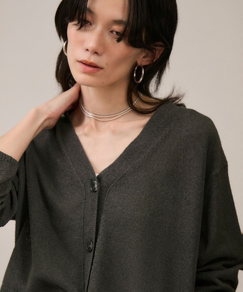 SALON adam et rope'（サロン アダム エ ロペ）の「ペーパーヤーンVネックカーディガン［手洗い可/和紙素材］（カーディガン/ボレロ・レディース・チャコールグレー/ベージュ・FREE）」の3枚目の写真