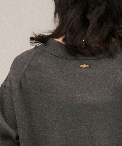 SALON adam et rope'（サロン アダム エ ロペ）の「ペーパーヤーンVネックカーディガン［手洗い可/和紙素材］（カーディガン/ボレロ・レディース・チャコールグレー/ベージュ・FREE）」の4枚目の写真