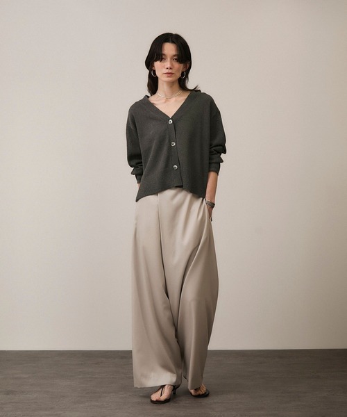 SALON adam et rope'（サロン アダム エ ロペ）の「ペーパーヤーンVネックカーディガン［手洗い可/和紙素材］（カーディガン/ボレロ・レディース・チャコールグレー/ベージュ・FREE）」の17枚目の写真