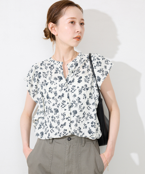 SLOBE IENA（スローブイエナ）の「《WEB限定/追加》フレンチフリルスリーブフラワーブラウス（シャツ/ブラウス・レディース・ブラック系その他/ネイビー・FREE）」の6枚目の写真