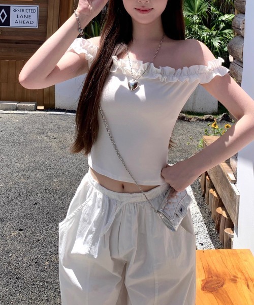 VIVID LADY(ビビッドレディー)の「フリル キャミソール オフショルダー2way(Tシャツ/カットソー・レディース・ホワイト/グレー/イエロー/パープル/ネイビー/レッド・FREE)」の20枚目の写真