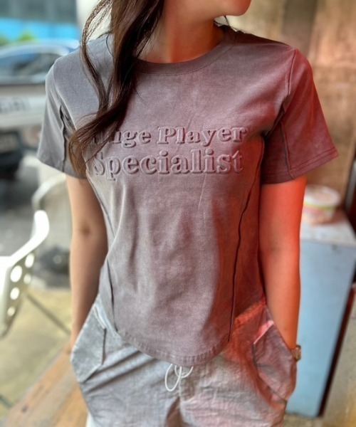 ipugo(イプゴ)の「ipugo/イプゴ エンボスロゴ トップス 秋物 秋服 2026年秋冬(Tシャツ/カットソー・レディース・チャコール・FREE)」の1枚目の写真
