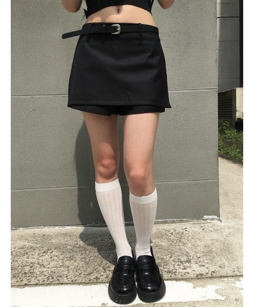 anyonemore(エニワンモア)の「ローライズサイドスリットラップ風ミニスカートパンツ(その他パンツ・レディース・ブラック/チャコール・SMALL/MEDIUM)」の2枚目の写真