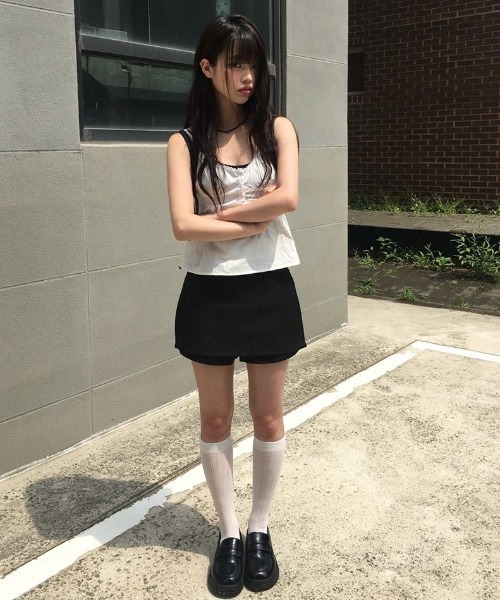 anyonemore(エニワンモア)の「ローライズサイドスリットラップ風ミニスカートパンツ(その他パンツ・レディース・ブラック/チャコール・SMALL/MEDIUM)」の5枚目の写真